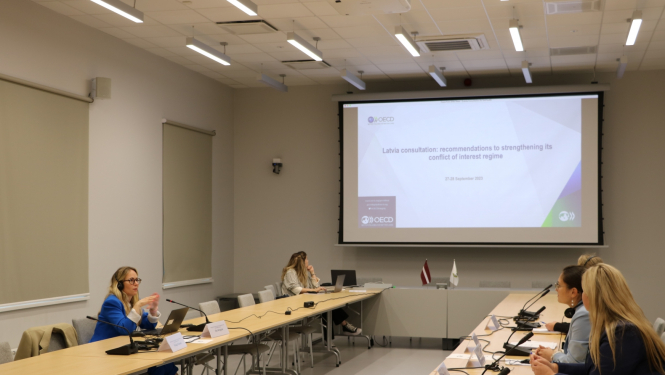 Attēlā redzamas OECD ekspertes un KNAB amatpersonas