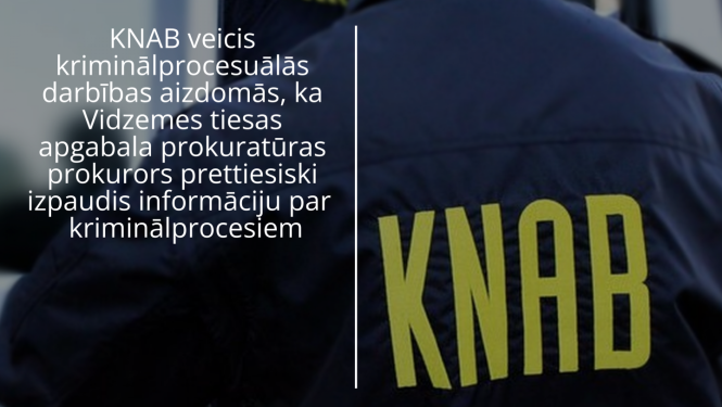 Persona ar muguru, kura ģērbusies tumšā jakā, uz kuras ar lieliem dzelteniem burtiem izšūts "KNAB". Pa lab teksts, ka KNAB veicis kriminālprocesuālās darbības aizdomās par prokurora priettisiski izpaustām ziņām