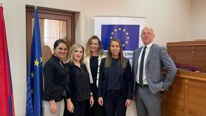 Attēlā redzamas piecas personas, kas piedalījās projekta "Godprātīguma veicināšana un korupcijas novēršana Armēnijas publiskajā sektorā" atklāšanas pasākumā Armēnijā