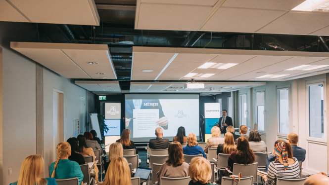 Attēlā redzamas personas no KNAB sadarbībā ar  VAS “Valsts nekustamie īpašumi” organizētā pieredzes apmaiņas pasākuma “VNĪ pieredze un praktiskie risinājumi efektīvas pretkorupcijas iekšējās kontroles nodrošināšanā”.