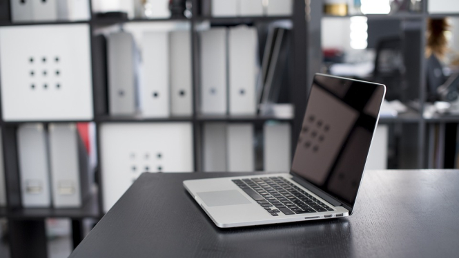 Attēlā redzams dators