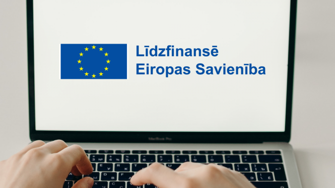 Dators, kura ekrānā redzams Eiropas Savienības karogs un teksts - līdzfinansē Eiropas Savienība