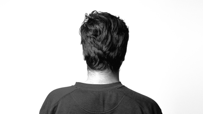 Attēlā redzams vīrietis no mugurpuses