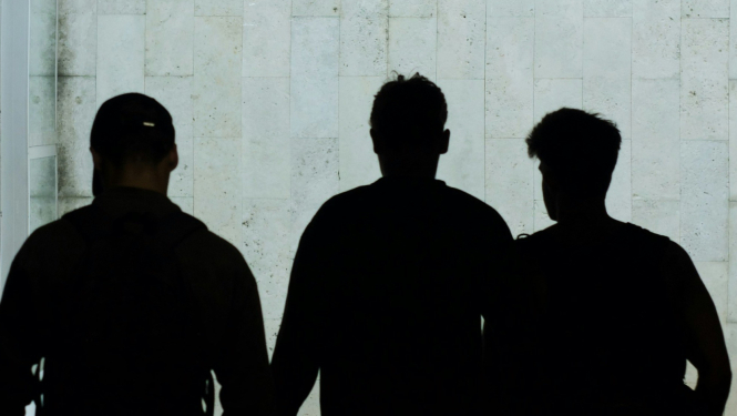 Attēlā redzami trīs vīriešu silueti
