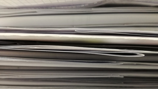 Attēlā redzama papīru kaudze