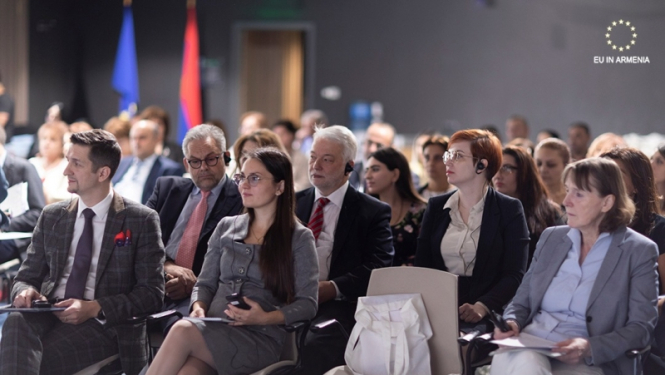 Attēlā redzamas personas, kuras piedalījās Twinning (mērķsadarbības) projekta "Godprātīguma veicināšana un korupcijas novēršana Armēnijas publiskajā sektorā" atklāšanas pasākumā