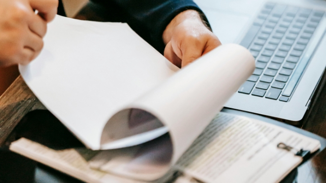 Vīrietis šķirsta tukšu piezīmju bloku