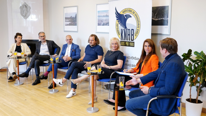 Attēlā redzami KNAB rīkotās domapmaiņas dalībnieki
