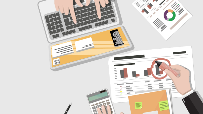 Attēlā redzamas cilvēka rokas gan uz datora, gan dokumentiem