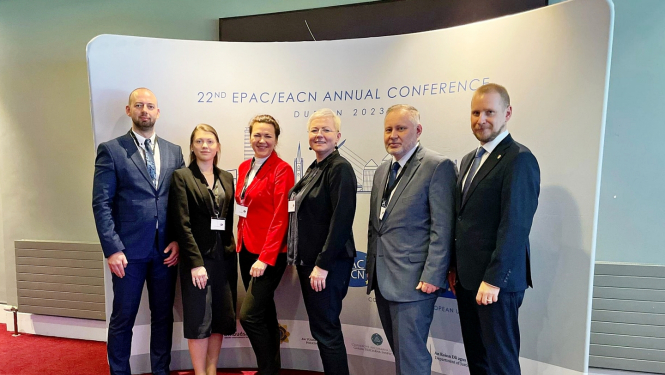 Seši KNAB pārstāvji, no tiem trīs sievietes un trīs vīrieši.