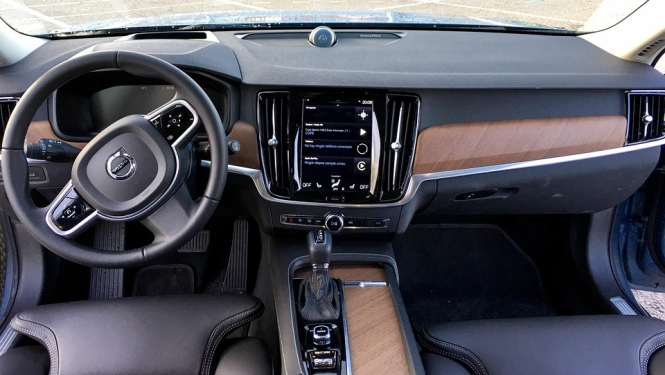 Attēlā redzams automašīnas salons