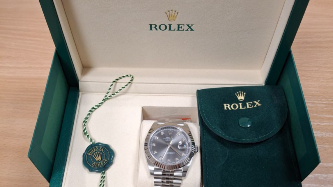 Attēlā redzams rokas pulkstenis