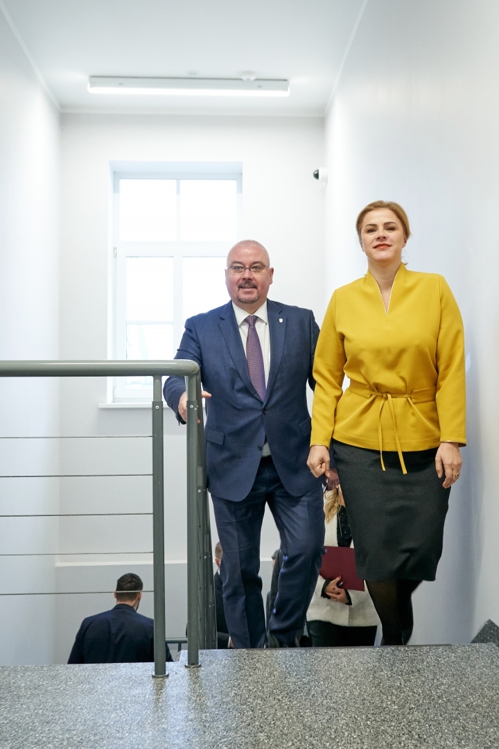 KNAB priekšnieks un Ministru prezidente Evika Siliņa kāpj pa trepēm.