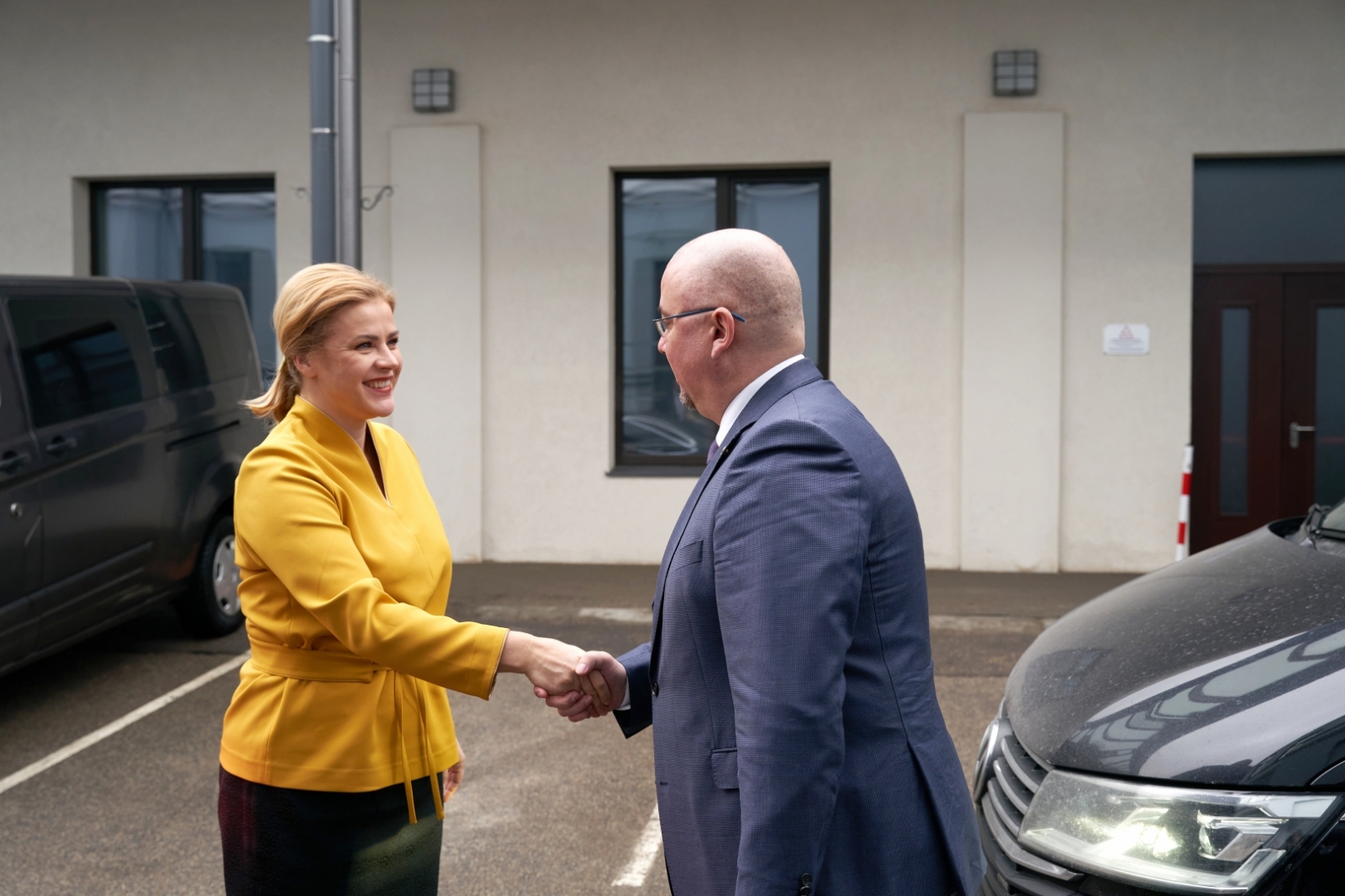 KNAB priekšnieks Jēkabs Straume sarokojas ar Ministru prezidenti Eviku Siliņu.