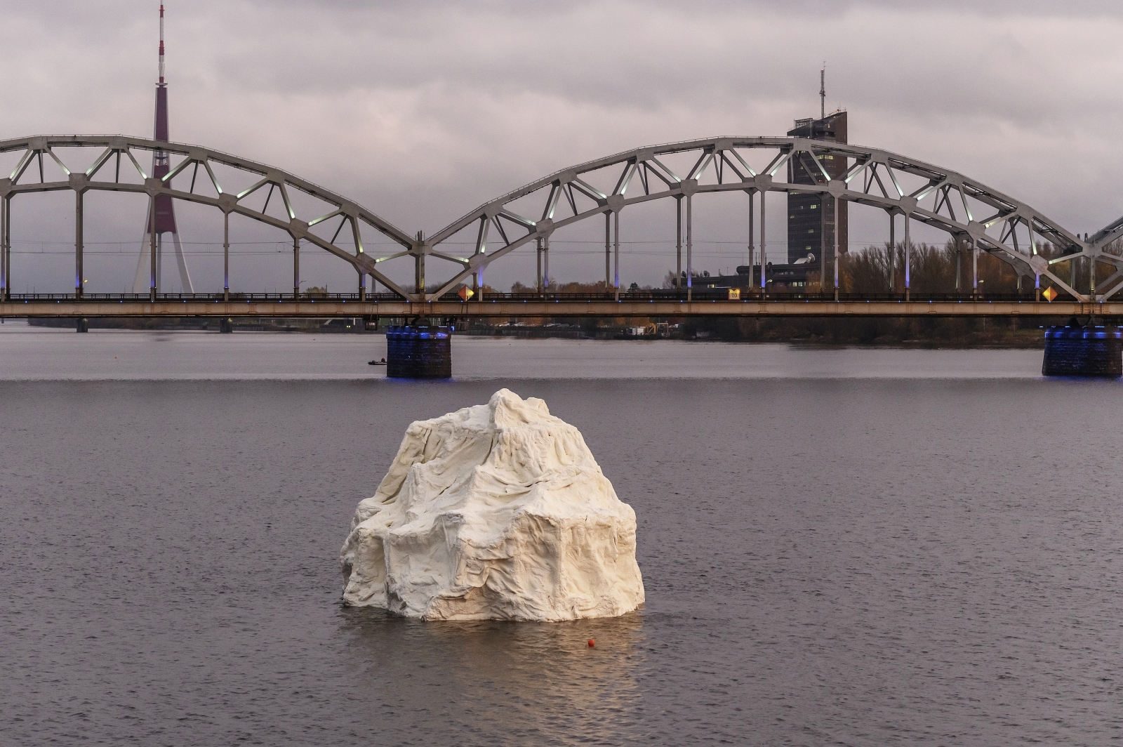 Vides objekts - aisbergs Daugavā