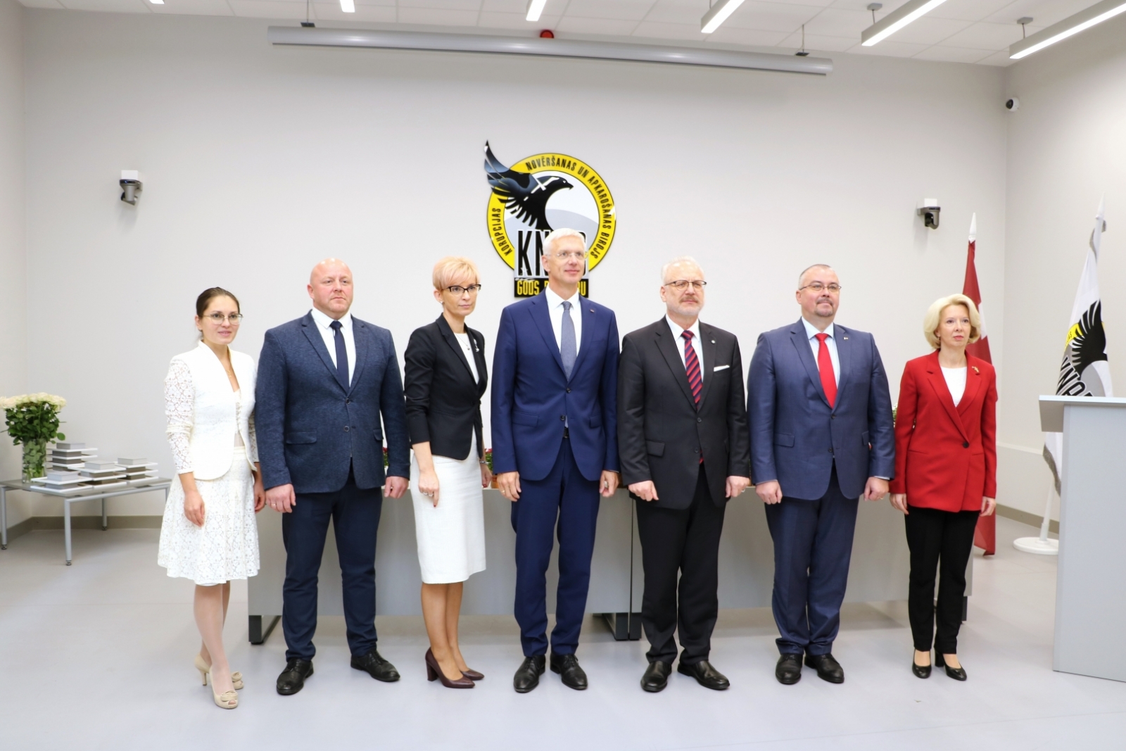 Kopīgs foto. No kreisās: KNAB Pirmās pārvaldes priekšniece Anna Aļošina, KNAB priekšnieka vietnieks operatīvo darbību jomā Jānis Roze, KNAB priekšnieka vietniece izmeklēšanas darbību jautājumos Ineta Cīrule, Ministru prezidents Krišjānis Kariņš, Valsts prezidents Egils Levits, KNAB priekšnieks Jēkabs Straume, Saeimas priekšsēdētāja Ināra Mūrniece.