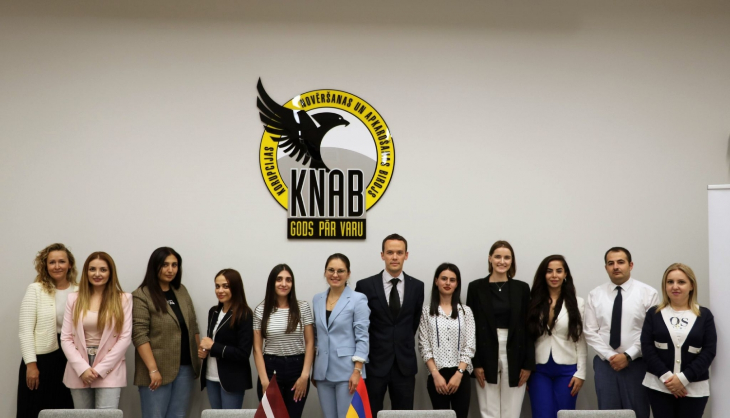 Attēlā redzami KNAB, Tieslietu ministrijas un Armēnijas Tieslietu ministrijas pārstāvjus