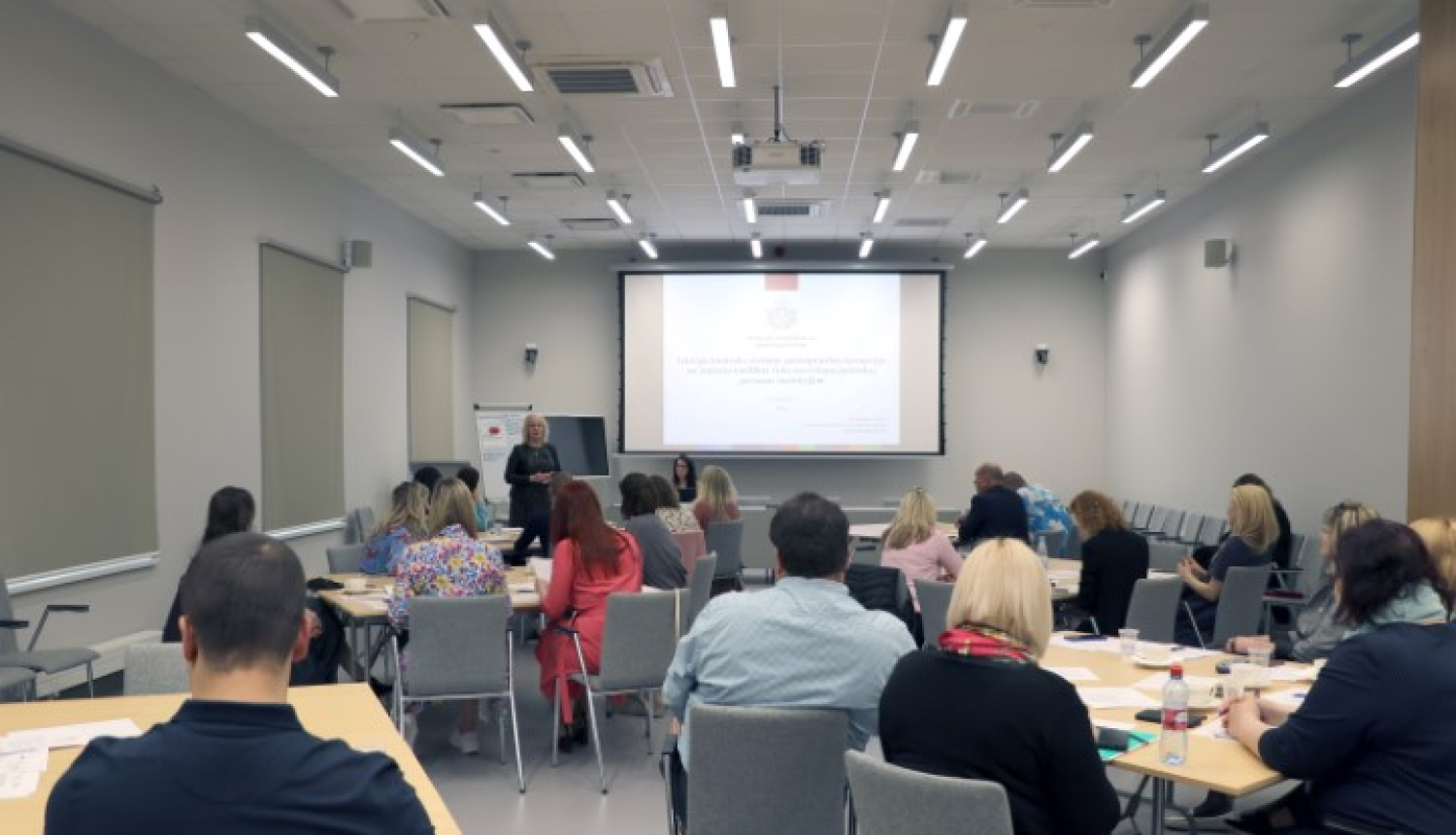 Attēlā redzami valsts un pašvaldību institūciju pārstāvji, kas piedalās KNAB programmas “Tālākizglītotāju pretkorupcijas jautājumos sagatavošana” (Train the trainer) mācībās 