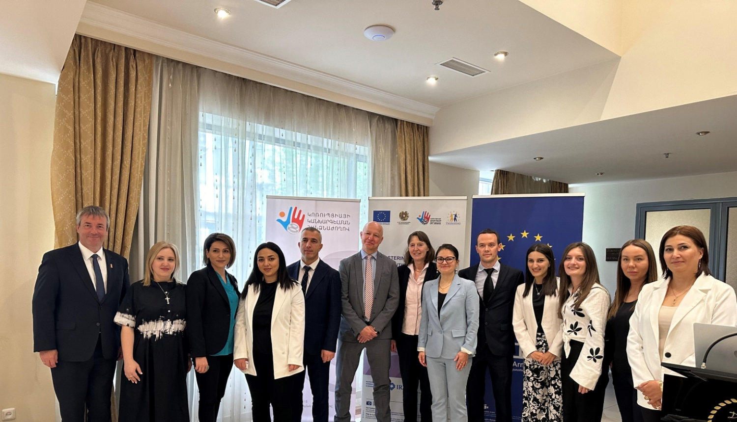 13 Twinning projektā iesaistīte pārstāvji kopīgā fotogrāfijā iekštelpās