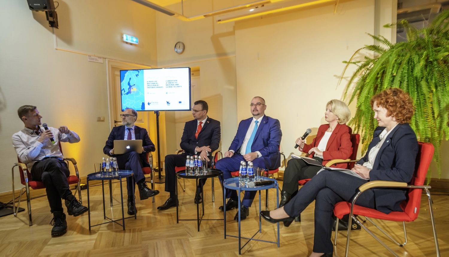 Fotogrāfija no paneļdiskusijas. No kreisās: Latvijas Radio 1 žurnālists Aidis Tomsons, Saeimas Eiropas lietu komisijas priekšsēdētājs Andris Sprūds, Iekšlietu ministrijas valsts sekretārs Dimitrijs Trofimovs, Korupcijas novēršanas un apkarošanas biroja priekšnieks Jēkabs Straume, Saeimas Nacionālās drošības komisijas priekšsēdētāja Ināra Mūrniece un “Sabiedrības par atklātību – Delna” direktore Inese Tauriņa.