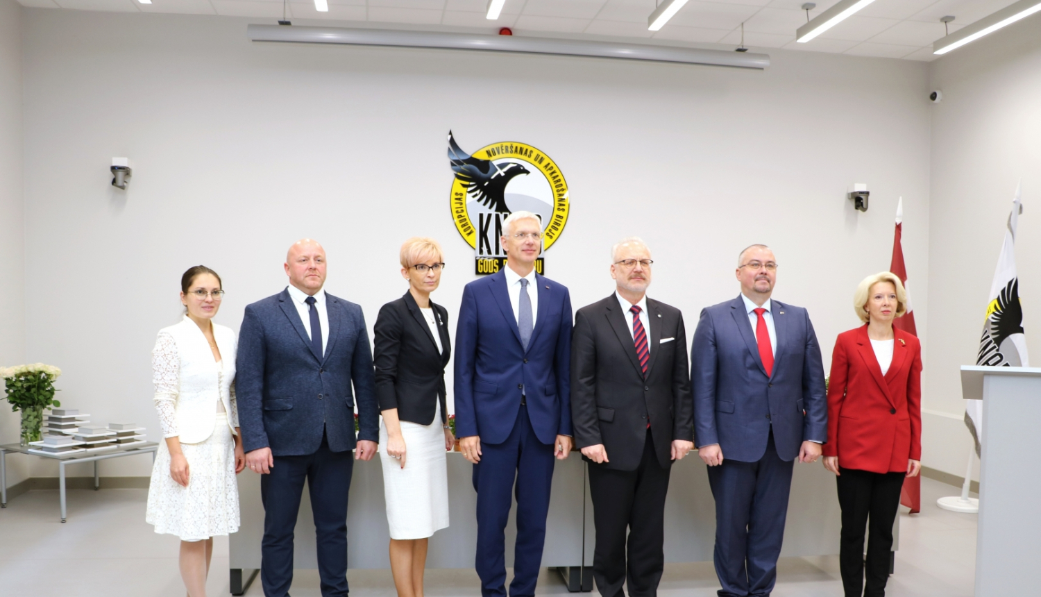 Kopīgs foto. No kreisās: KNAB Pirmās pārvaldes priekšniece Anna Aļošina, KNAB priekšnieka vietnieks operatīvo darbību jomā Jānis Roze, KNAB priekšnieka vietniece izmeklēšanas darbību jautājumos Ineta Cīrule, Ministru prezidents Krišjānis Kariņš, Valsts prezidents Egils Levits, KNAB priekšnieks Jēkabs Straume, Saeimas priekšsēdētāja Ināra Mūrniece.