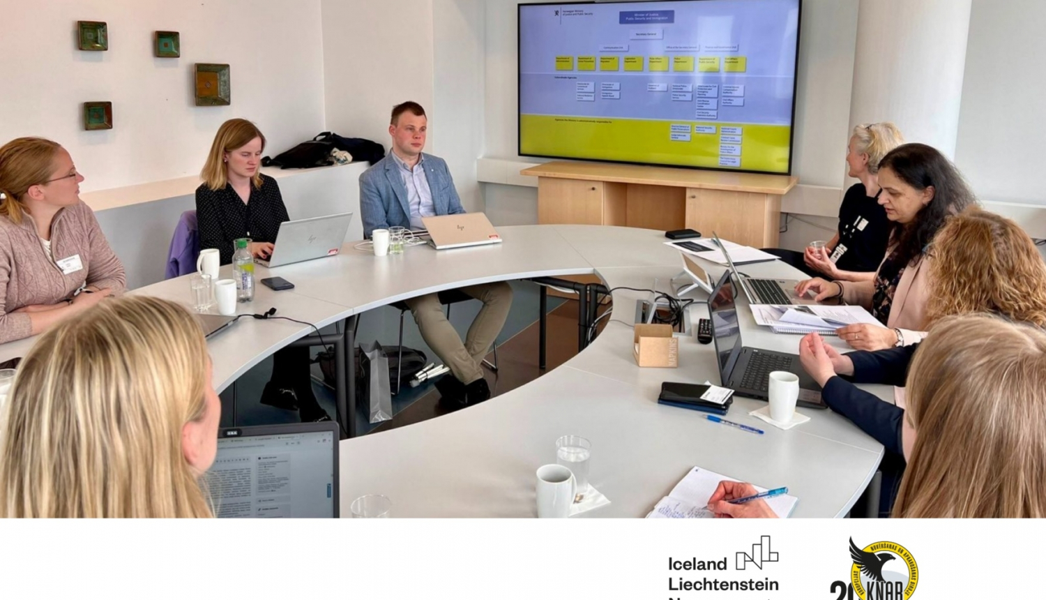 Fotogrāfijā redzami KNAB, kā arī Norvēģijas Pašvaldību un modernizācijas ministrijas pārstāvji, kas ir kompetentā Norvēģijas institūcija godprātības un ētiskuma veicināšanā un atbildīga par pretkorupcijas izglītošanas sistēmu publiskajā pārvaldē.