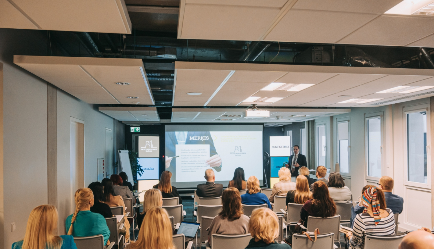 Attēlā redzamas personas no KNAB sadarbībā ar  VAS “Valsts nekustamie īpašumi” organizētā pieredzes apmaiņas pasākuma “VNĪ pieredze un praktiskie risinājumi efektīvas pretkorupcijas iekšējās kontroles nodrošināšanā”.