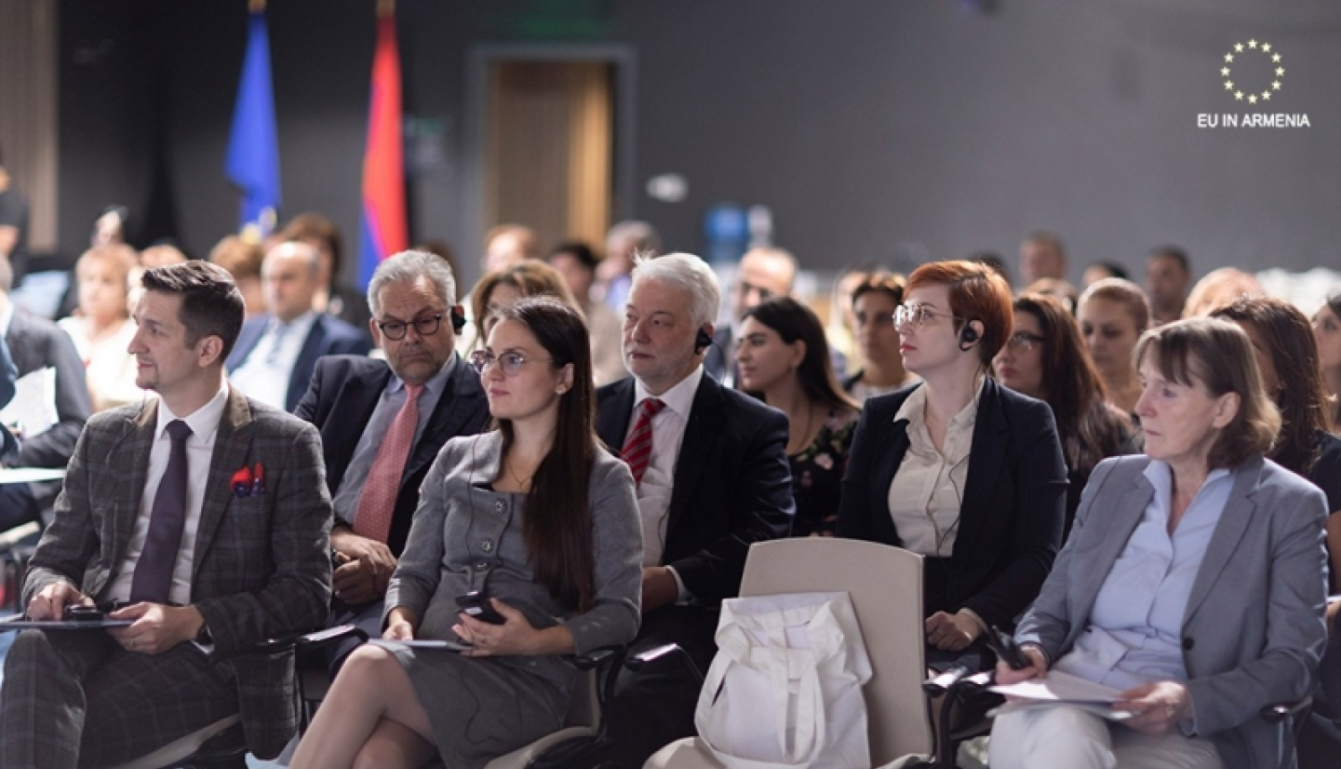 Attēlā redzamas personas, kuras piedalījās Twinning (mērķsadarbības) projekta "Godprātīguma veicināšana un korupcijas novēršana Armēnijas publiskajā sektorā" atklāšanas pasākumā