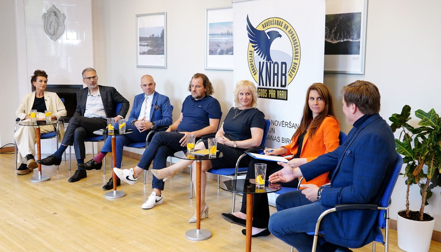 Attēlā redzami KNAB rīkotās domapmaiņas dalībnieki