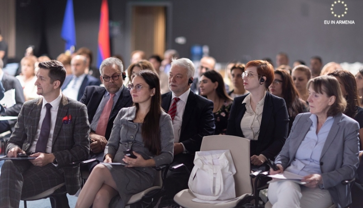 Attēlā redzamas personas, kuras piedalījās Twinning (mērķsadarbības) projekta "Godprātīguma veicināšana un korupcijas novēršana Armēnijas publiskajā sektorā" atklāšanas pasākumā